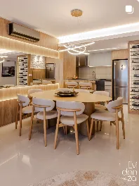 Sala de jantar com mesa redonda e cadeiras estofadas