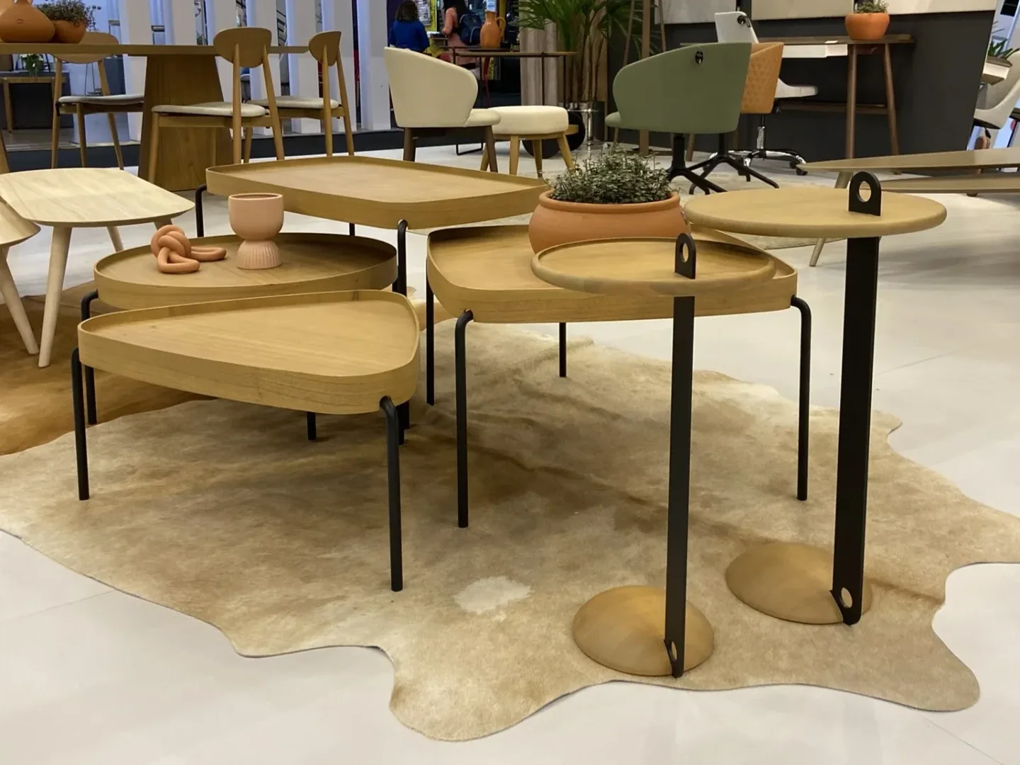 Mesa de Centro Curve Triangular — imagem 2
