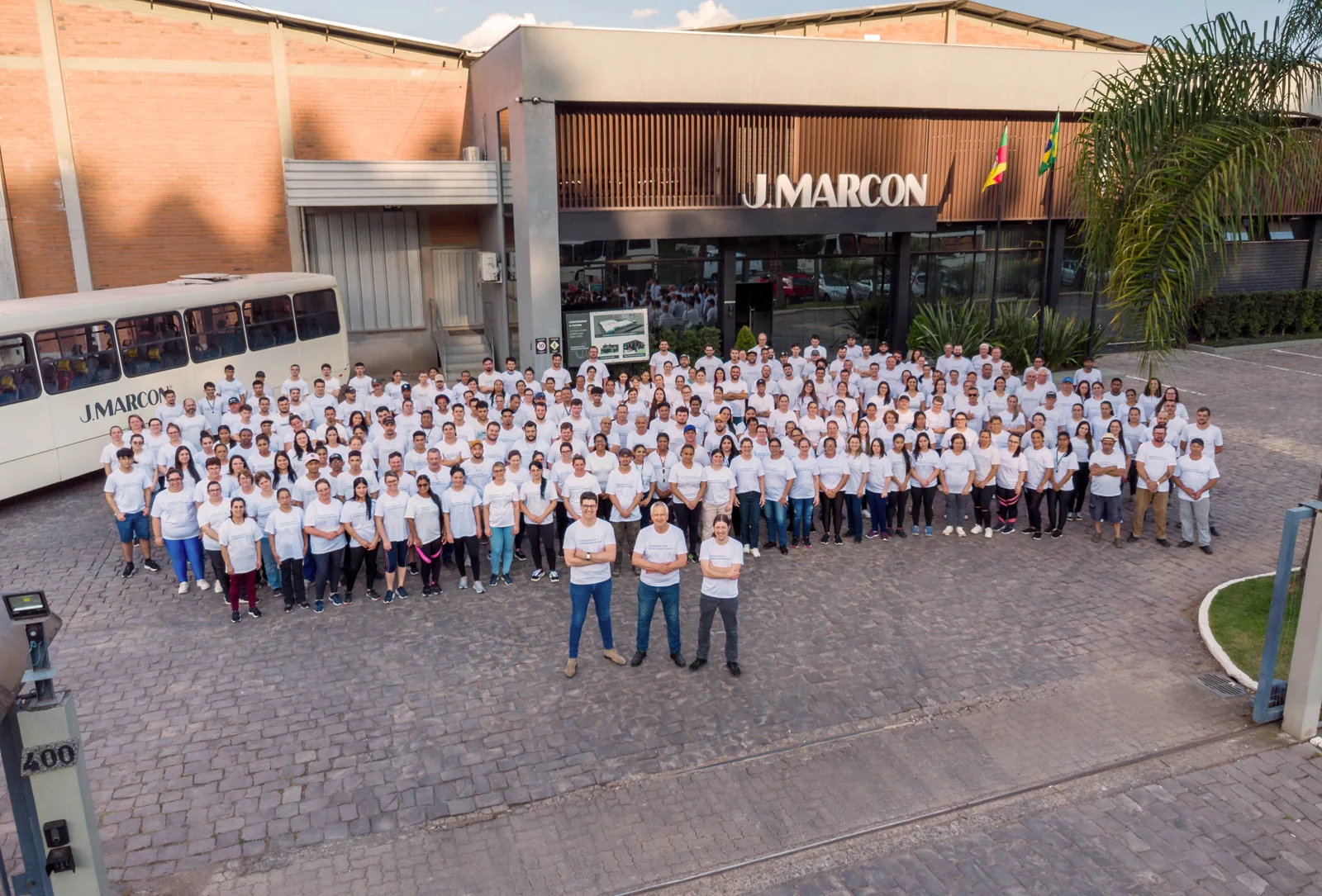 Equipe J.Marcon reunida em frente à fábrica