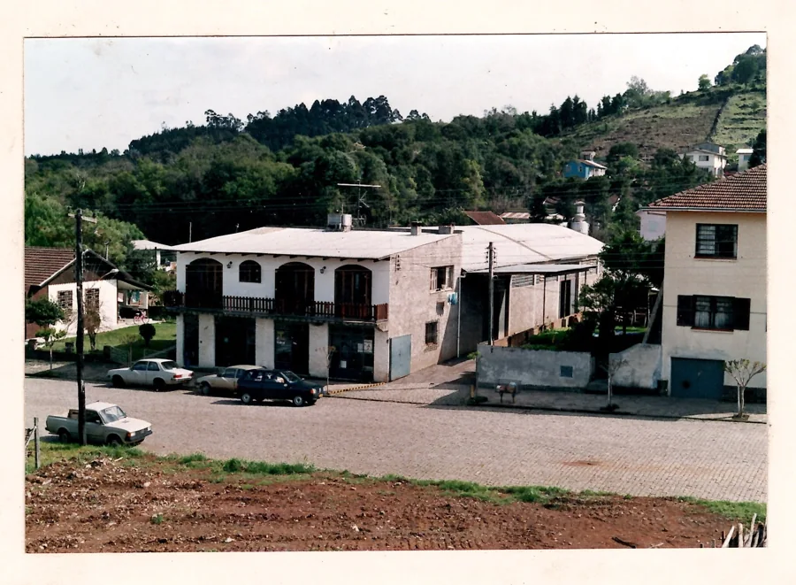 Fachada da fábrica inaugurada em 1984
