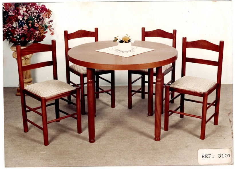 Conjunto de mesa e cadeiras do acervo histórico J.Marcon